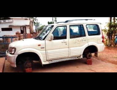 Thieves steal four tyres of Scorpio in Kolya