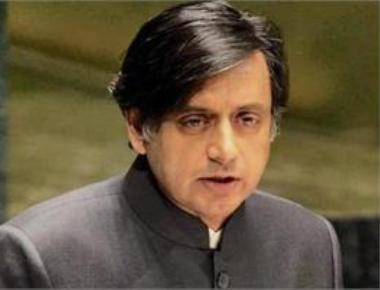   HC seeks Arnab and Republic reply on Tharoor defamation plea
