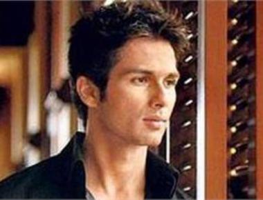 Shahid Kapoor wishes power to 'honest fearless' cinema