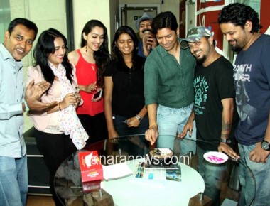 Shaan and others celebrated the success of Marathi film Reti with cake cutting at BIG FM studio.