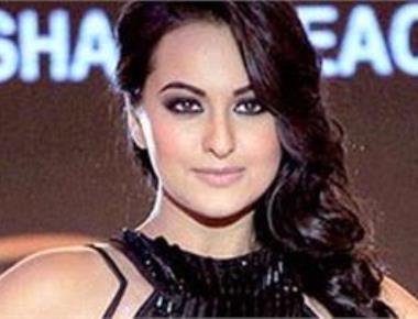 Sonakshi, John pay tribute to soldiers at India Gate
