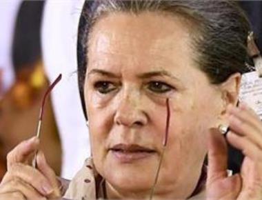 Sonia attacks Modi Govt, says 'do not try to frighten us'