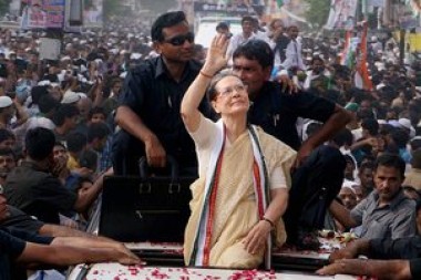  Sonia leads impressive roadshow in Varanasi, cuts short march after falling ill