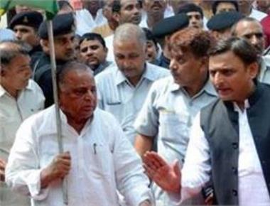 SP feud shows no signs of ending, Mulayam steps in