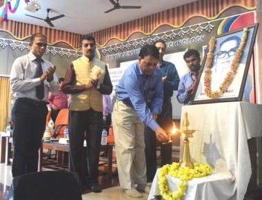 Srinivas Institute of Technology, Valachil introduces faculty to recent industrial trends