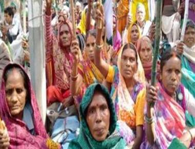Stray violence in Maharashtra as farmers begin indefinite strike