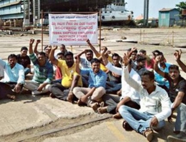 Tebma Shipyard workers protest demanding pending salaries