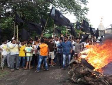   12 Thane police men injured as farmers' protest turns violent